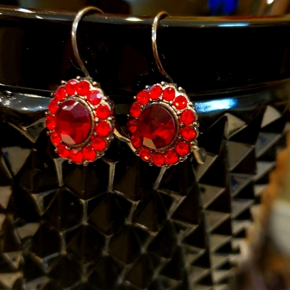 💜‎ Small Red Earrings - Picture 1 of 3